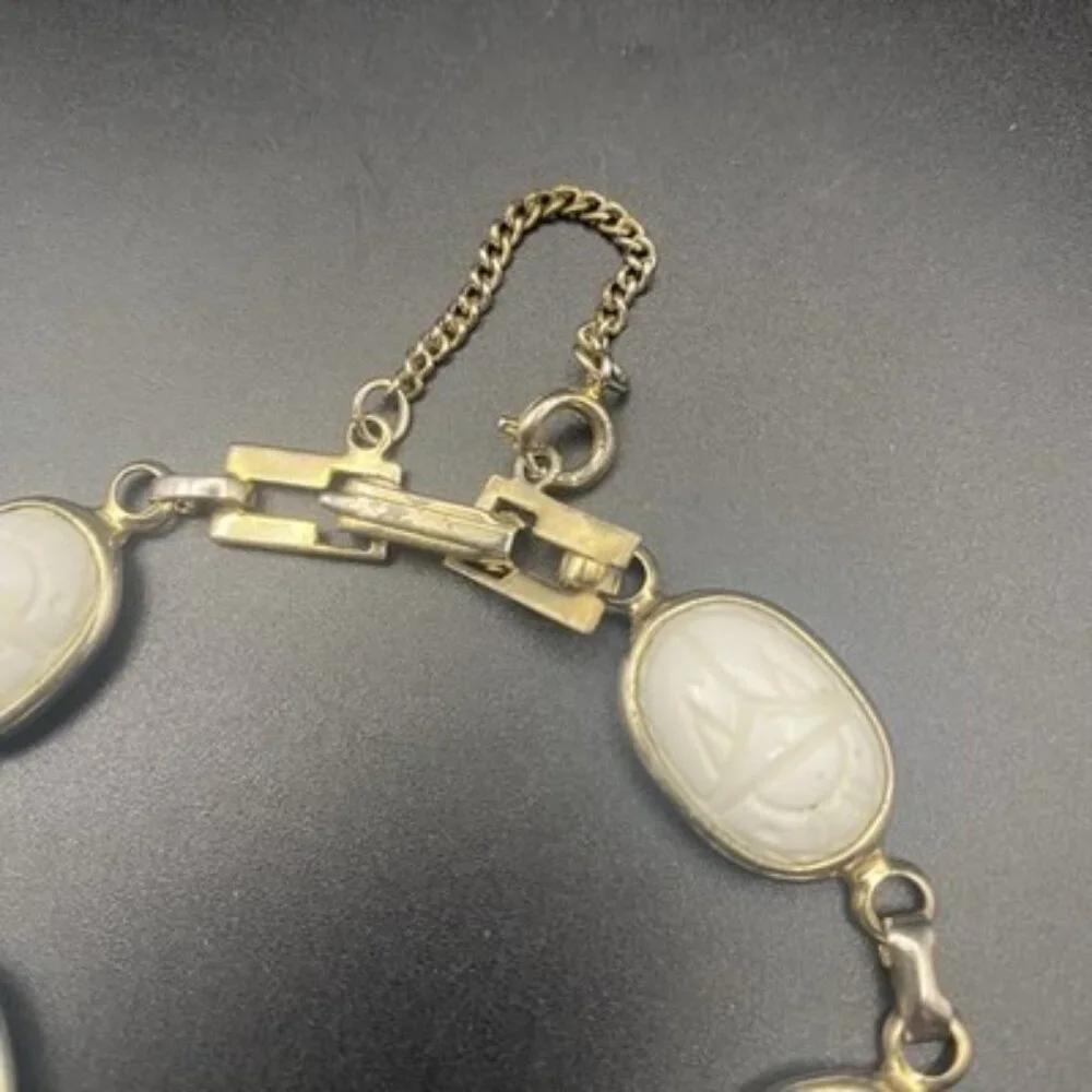 Vintage Egyptian Revival White Glass Scarab Bracelet Gold Tone Safety Chain 7.75 - Picture 3 of 7